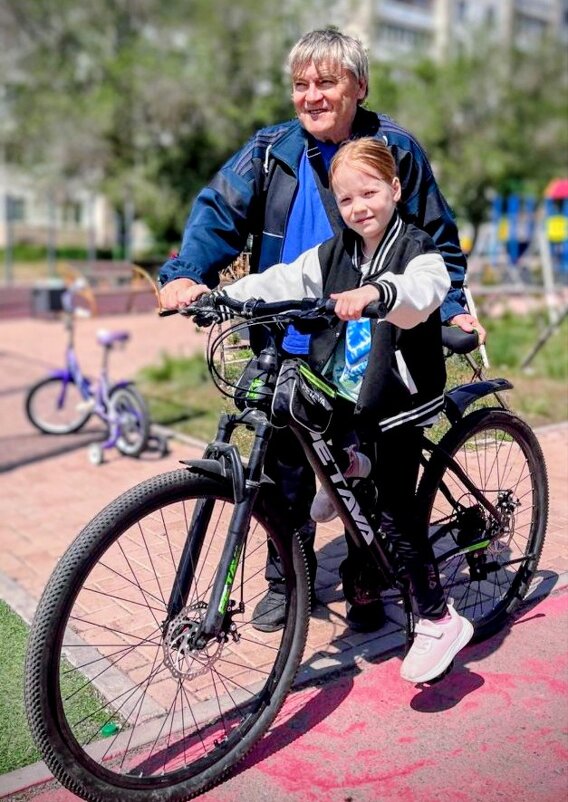 Велосипедисты - Андрей Хлопонин Велосипедисты - Андрей Хлопонин