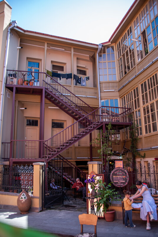 Тбилиский дворик - Юлиан Лебедев Тбилиский дворик - Юлиан Лебедев