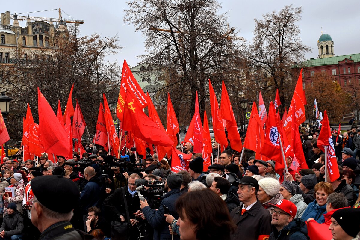 108-я годовщина Великого Октября сегодня в сквере на Театральной площади. - Татьяна Помогалова