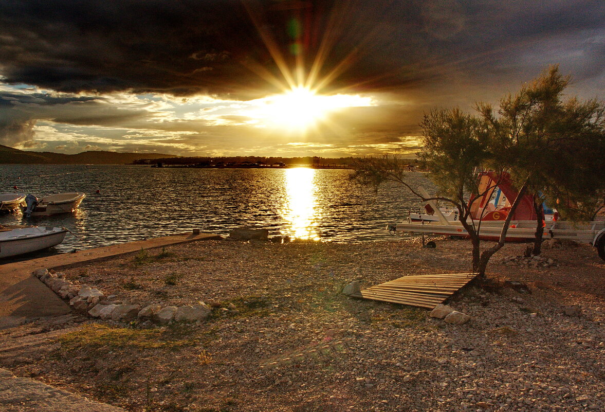 Расплескался в озере закат, солнце с горизонтом целовалось - Ирэн 