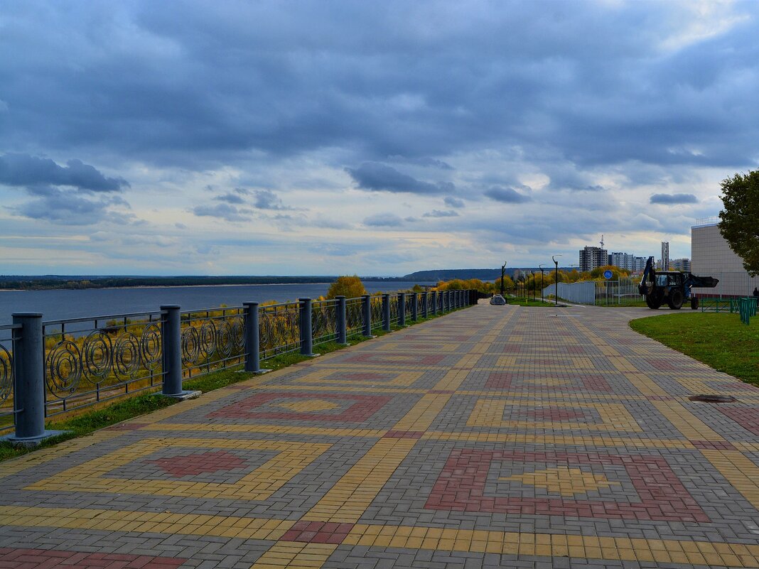 Новочебоксарск. Волжская верхняя набережная осенью. - Пётр Чернега