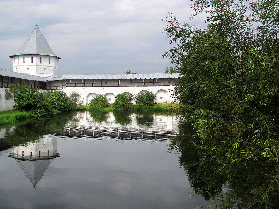Монастырский пруд и Мельничная башня Спасо-Прилуцкого монастыря - Александр Ильчевский Монастырский пруд и Мельничная башня Спасо-Прилуцкого монастыря - Александр Ильчевский