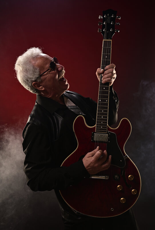 Гитарист - Олег Каразанов