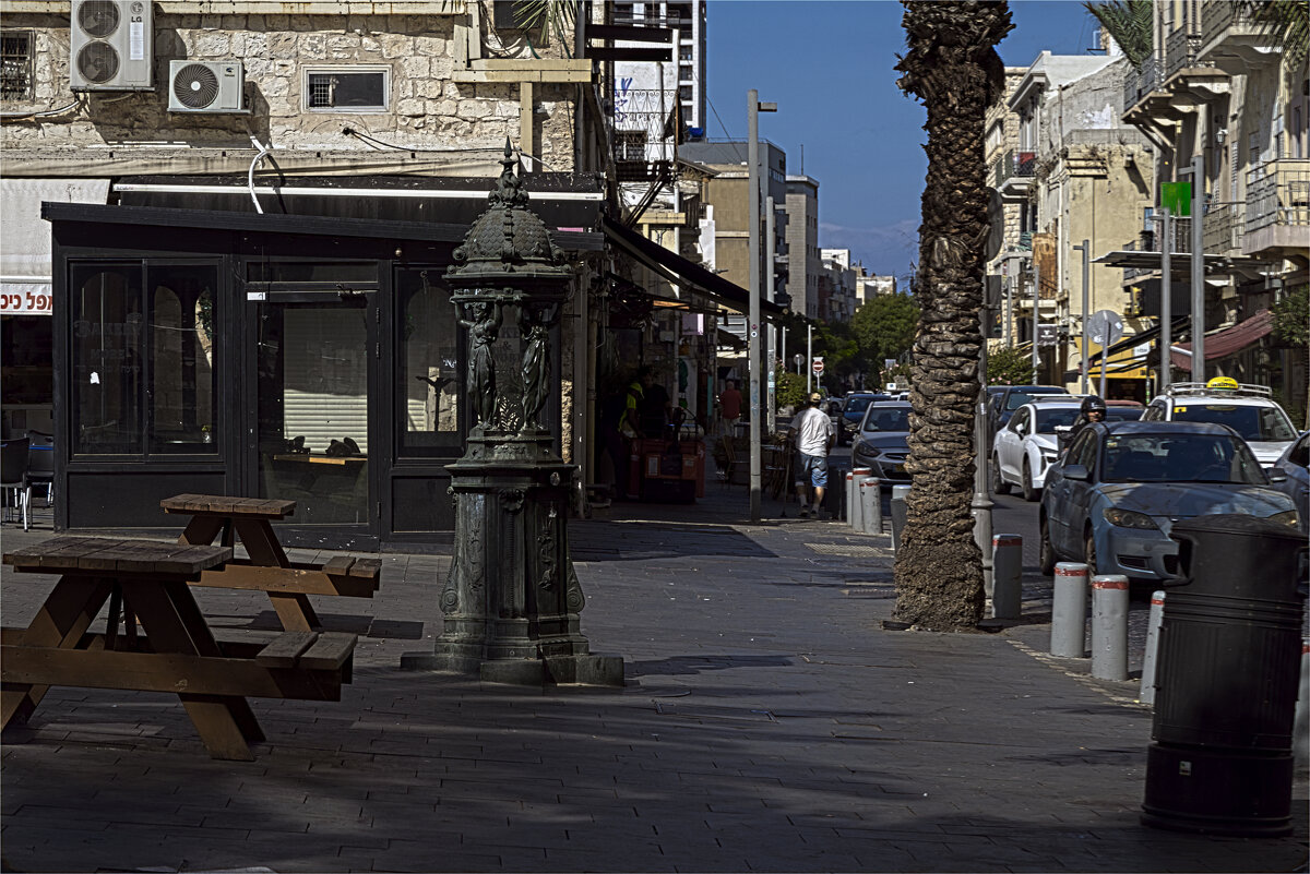 Хайфа «Кикар-Париз» (Парижская площадь») 2025год ,находится в Нижнем городе . возле в входа в метро - ujgcvbif 