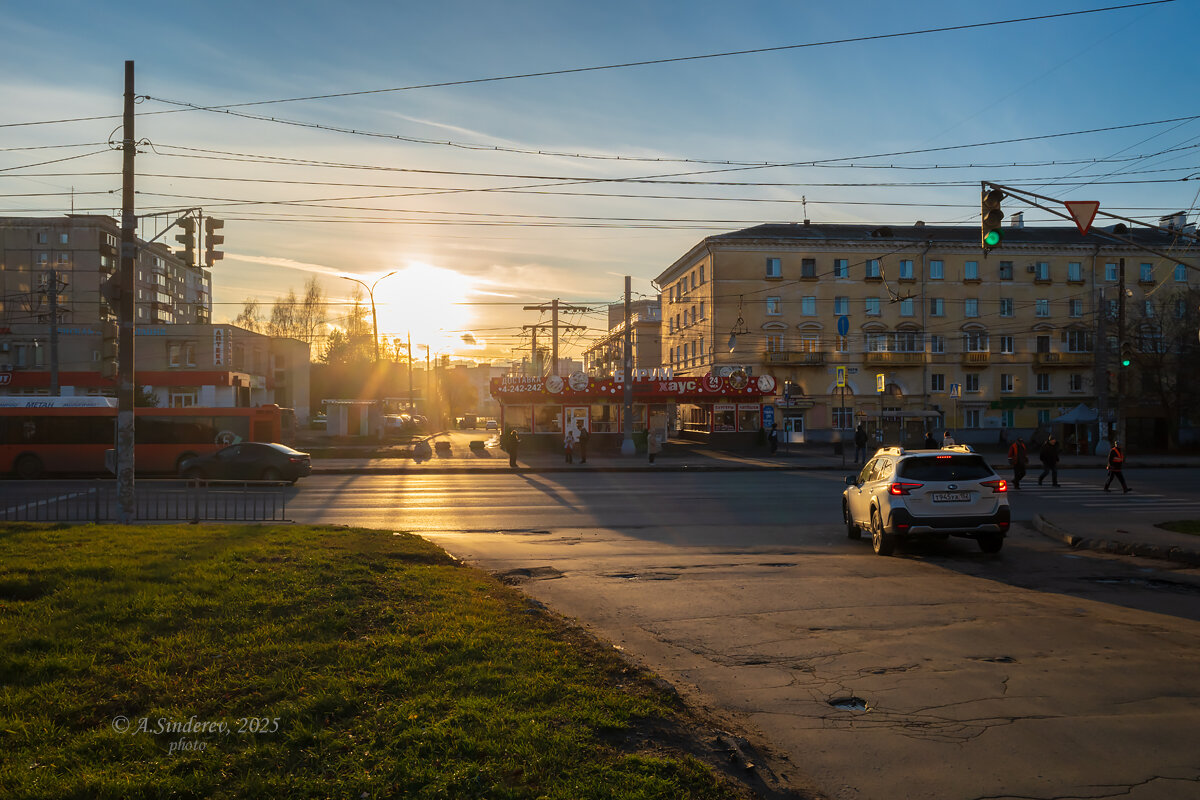 Ноябрьское солнце в городе - Александр Синдерёв Ноябрьское солнце в городе - Александр Синдерёв
