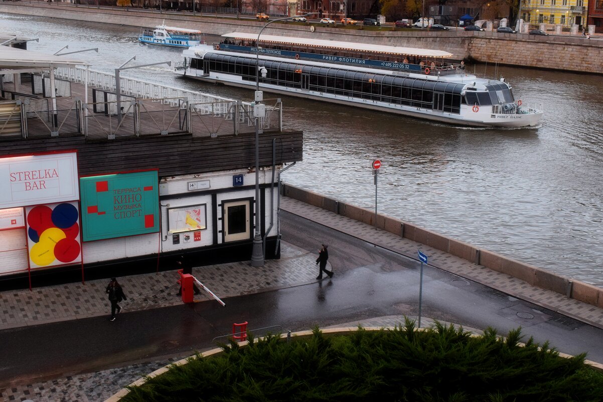 Берсеневская набережная  с Патриаршего моста. - Татьяна Помогалова