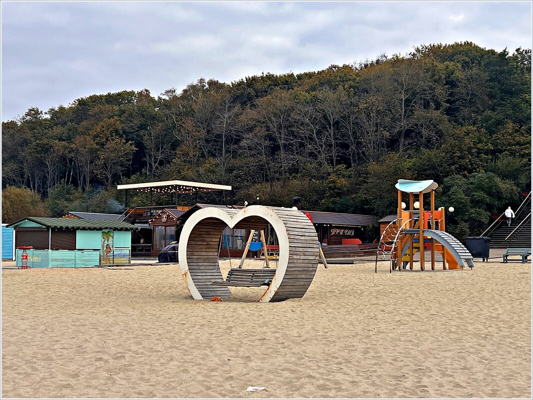 На пляже Янтарного. - Валерия Комова