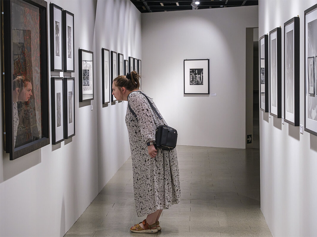 На фотовыставке(1). - Александр На фотовыставке(1). - Александр