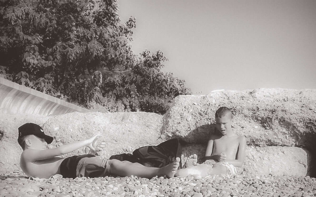 Море, солнце, пляж и карты (чб) - Сергей Царёв