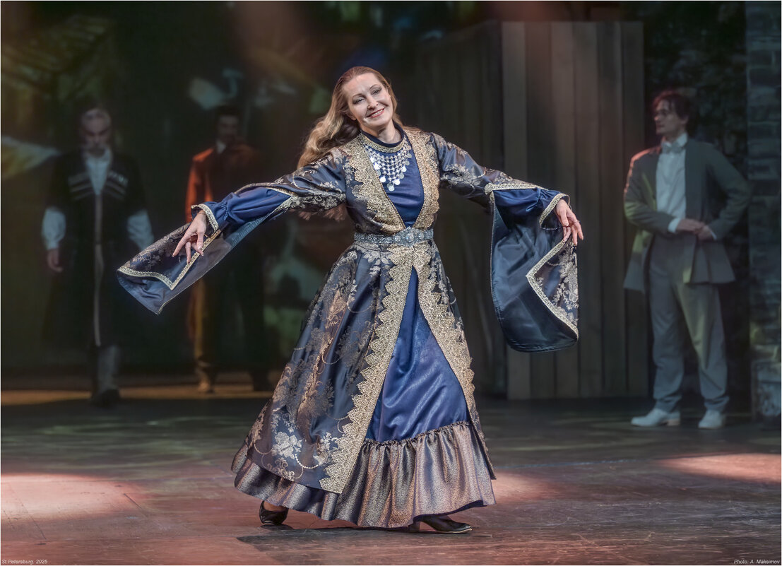 Выход на поклон. Актриса Мария Мещерякова в роли Кабато (сваха). - Александр Максимов