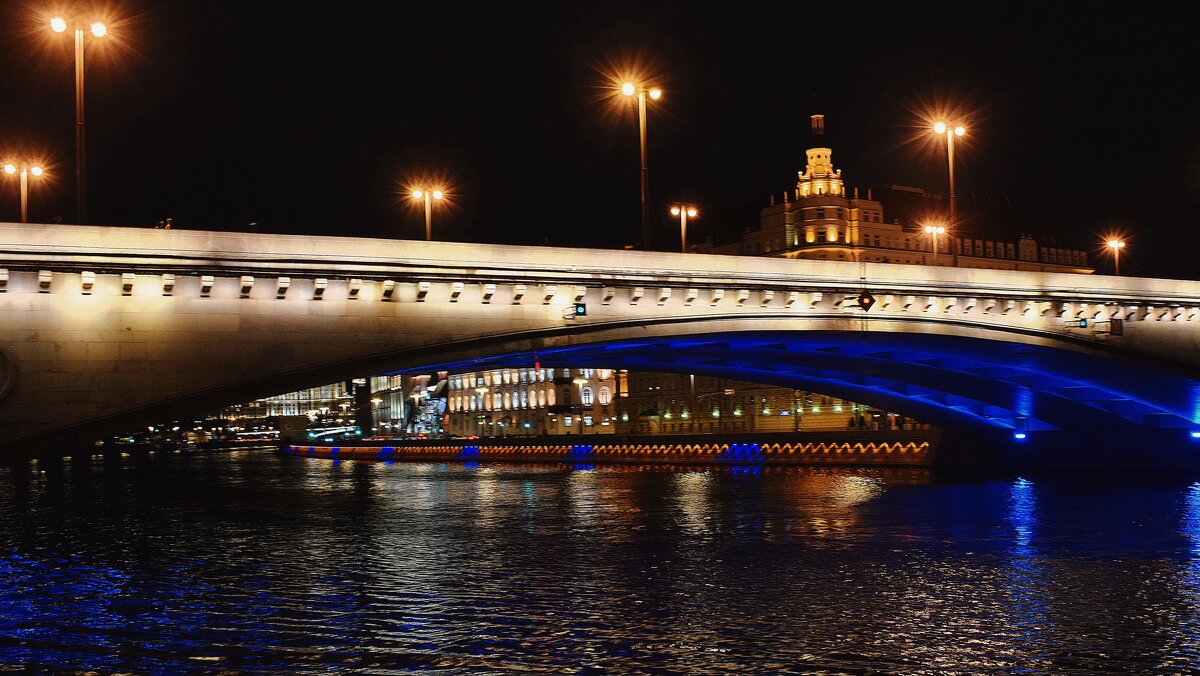 Соединяет мост берега Москвы. - Татьяна Помогалова