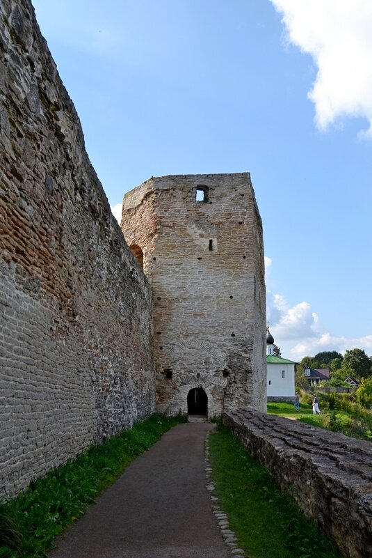 Изборская крепость - главный форпост Средневековой Руси - Виктор Осипчук