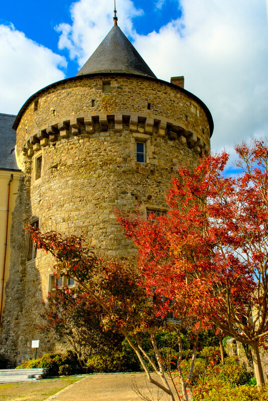 Одна из башней замка Сийе-ле-Гийом XI век - Георгий А