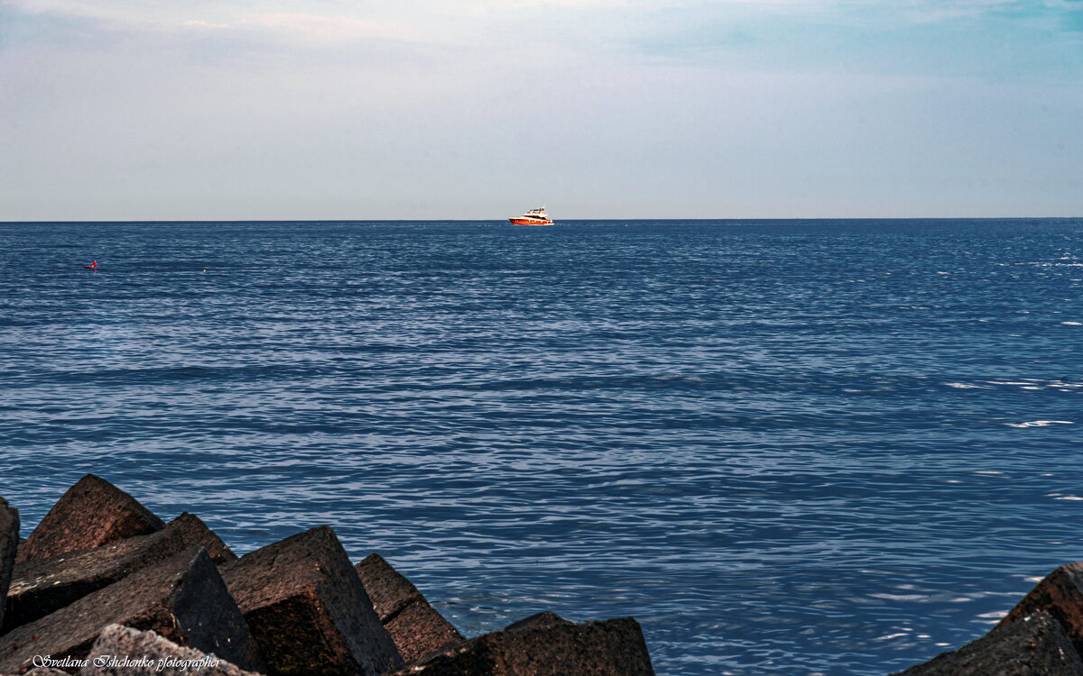 Поверхность спокойного синего моря. - Светлана Ищенко