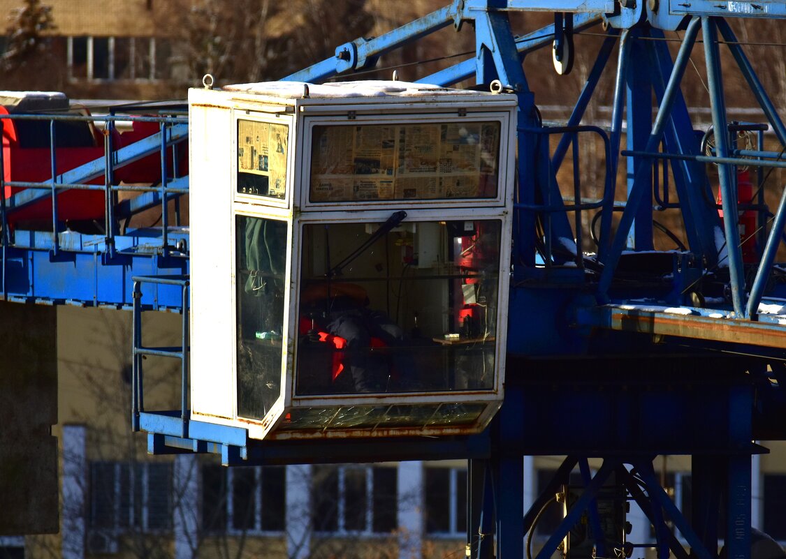 Крановщик отдыхает в обеденный перерыв. - Наталья Вязигина