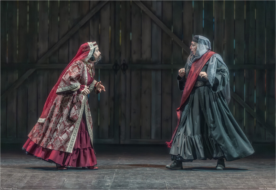 Актрисы Наталья Парашкина в роли Ханумы и з. а. России Валентина Виноградова в роли Сары. - Александр Максимов