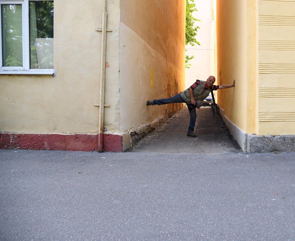 Дотянуться ... - Магомед .