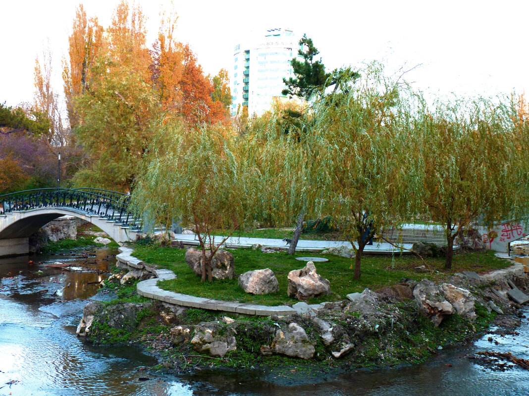 Осень в Гагаринском парке - Валентин Семчишин Осень в Гагаринском парке - Валентин Семчишин