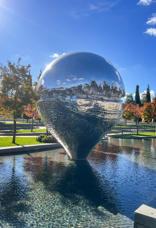 Краснодар. Парк Галицкого. Арт-объект "Перевернутая капля" - Galina 