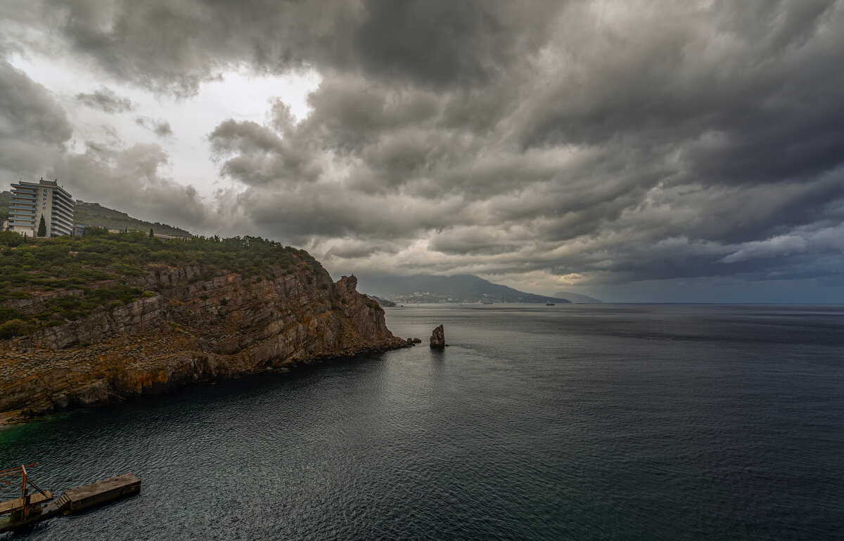у Ласточкиного гнезда - Виталий Емельянов