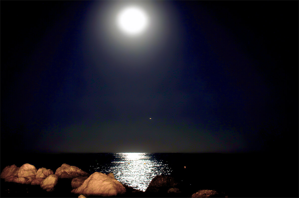 Ночь, тишина, луна в окне ... - Alexandеr P