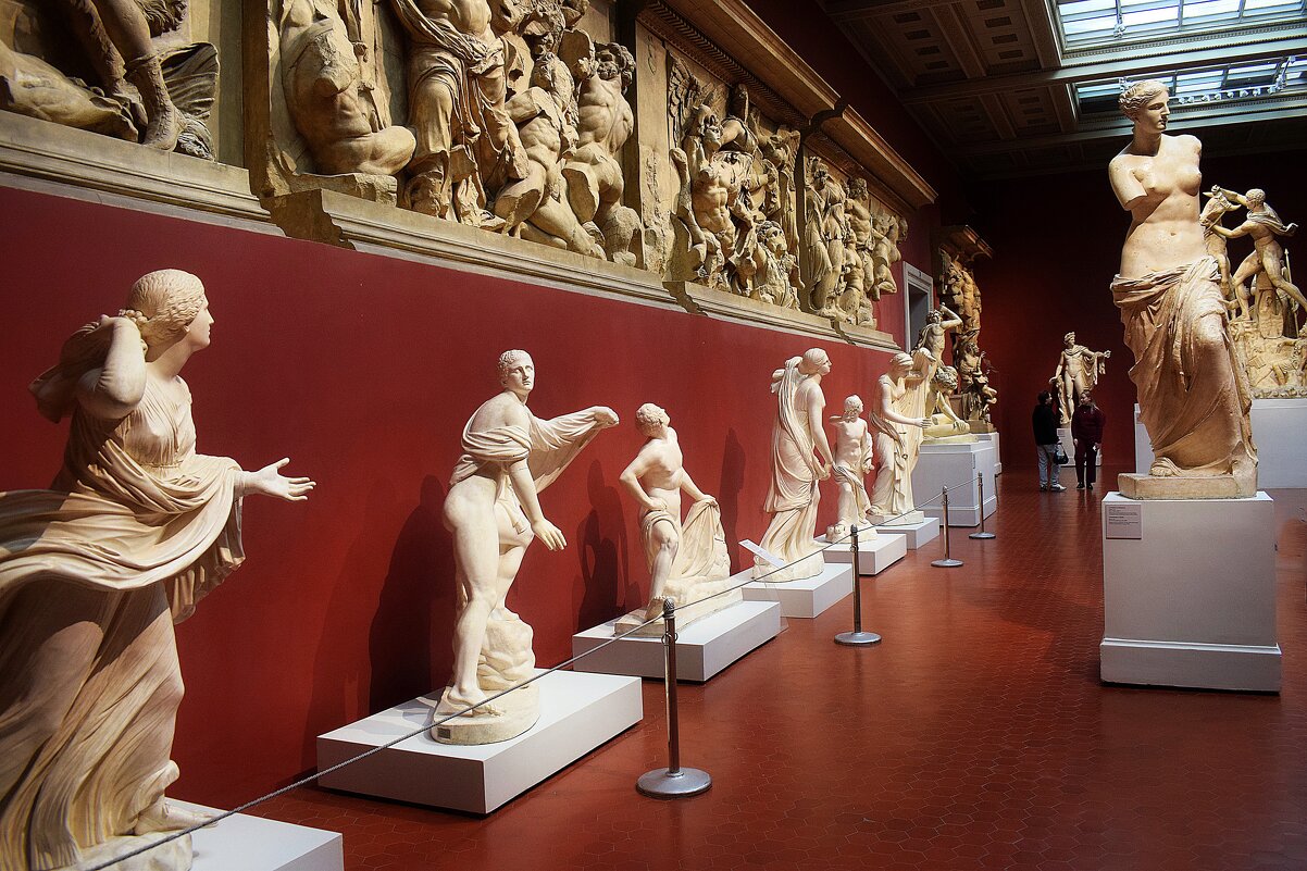 Венера Милосская (справа). - Татьяна Помогалова