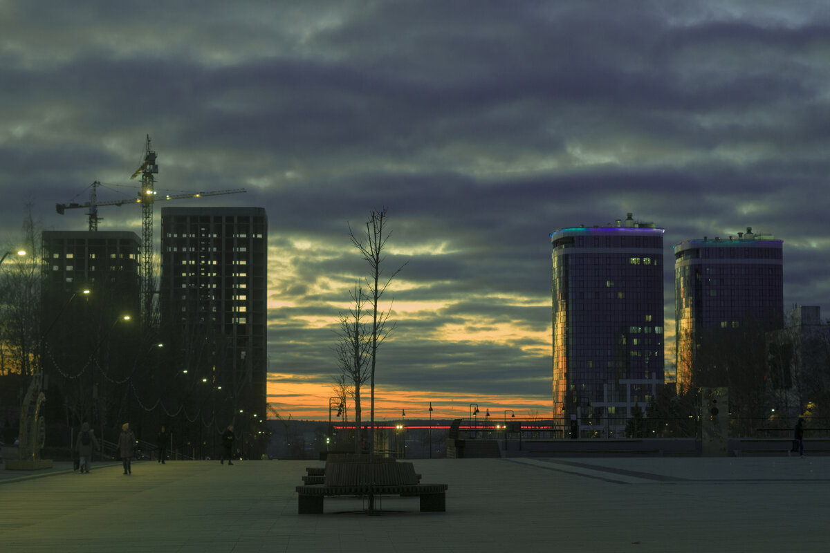 НОЯБРЬ - мой город - Владимир Максимов