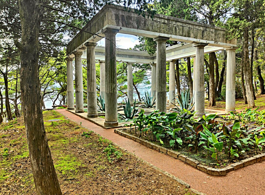 Античная беседка в парке на территории дворца Харакс в посёлке Гаспра (Большая Ялта). - Виктор Мухин