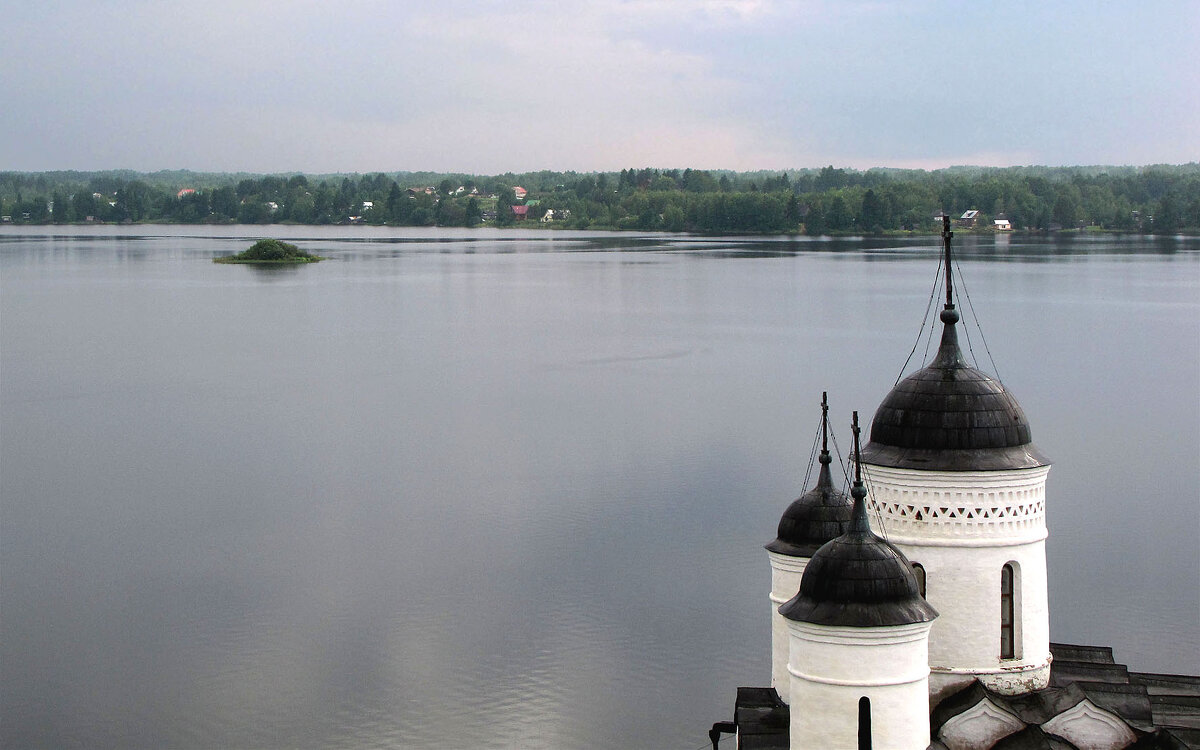 Церковь Спаса Преображения с водяными вратами и Сиверское озеро - Александр Ильчевский 
