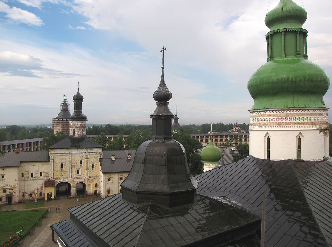 Святые ворота с надвратным храмом Иоанна Лествичника и Собор Успения Пресвятой Богородицы - Александр Ильчевский 