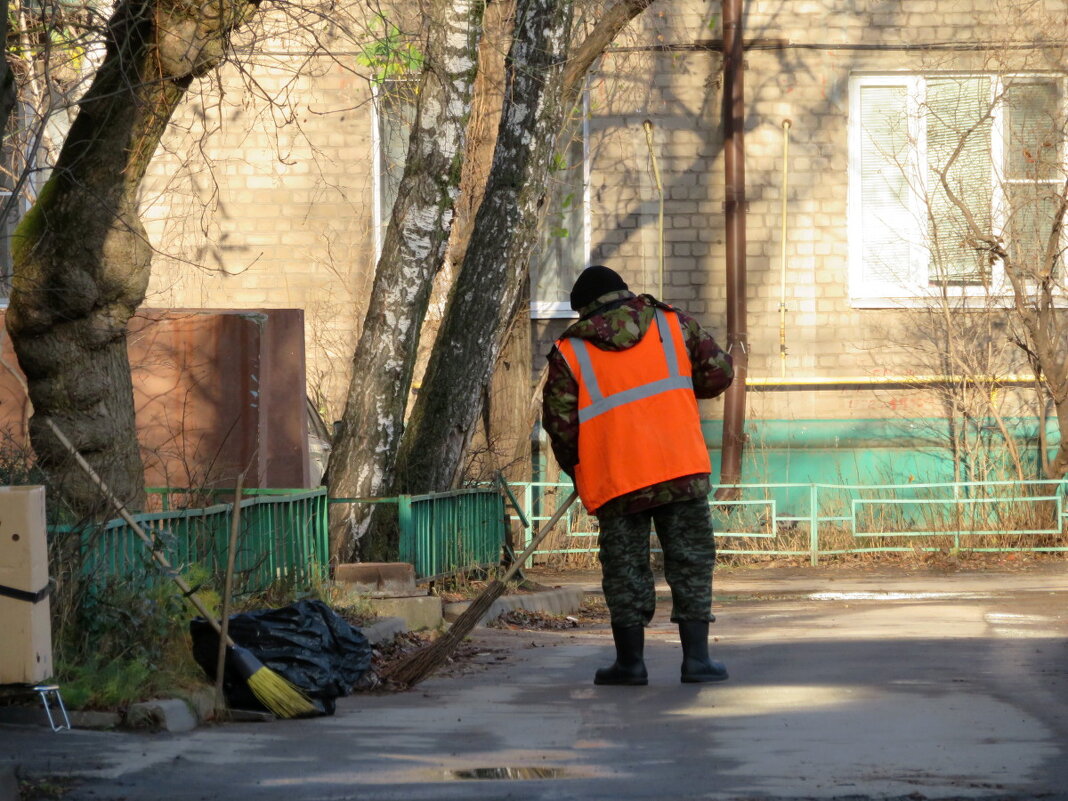 Дворник выметает осень - впереди зима... - Егор Бабанов