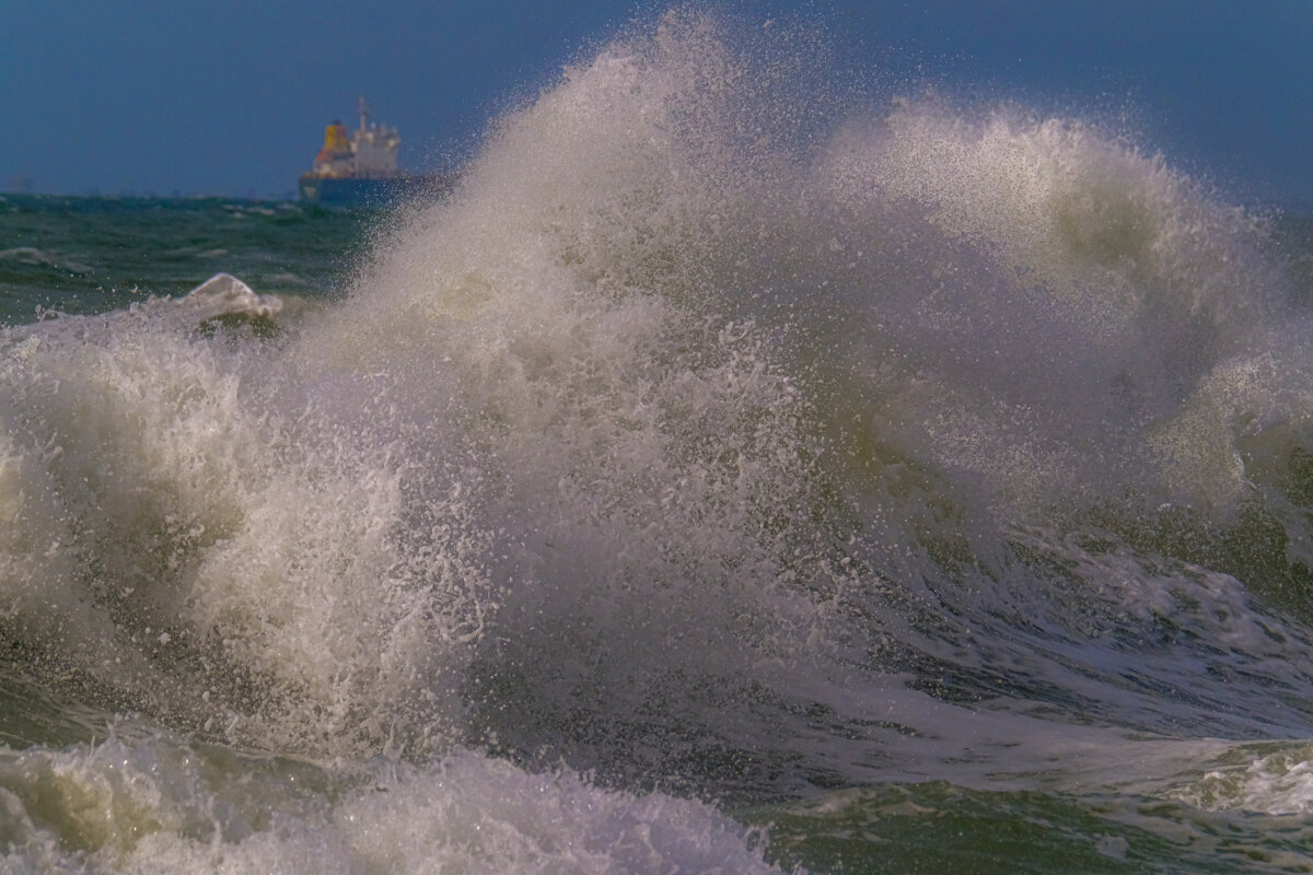 Танкер едет в порт - Георгий А