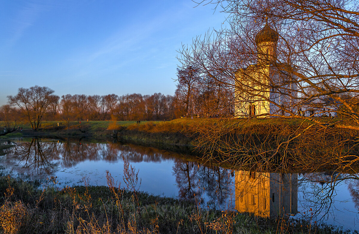 Водоем перед храмом вечером в ноябре - Сергей Цветков