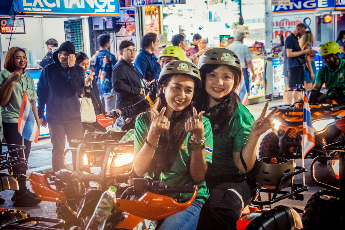 Представительницы турестических фирм. - Максим 