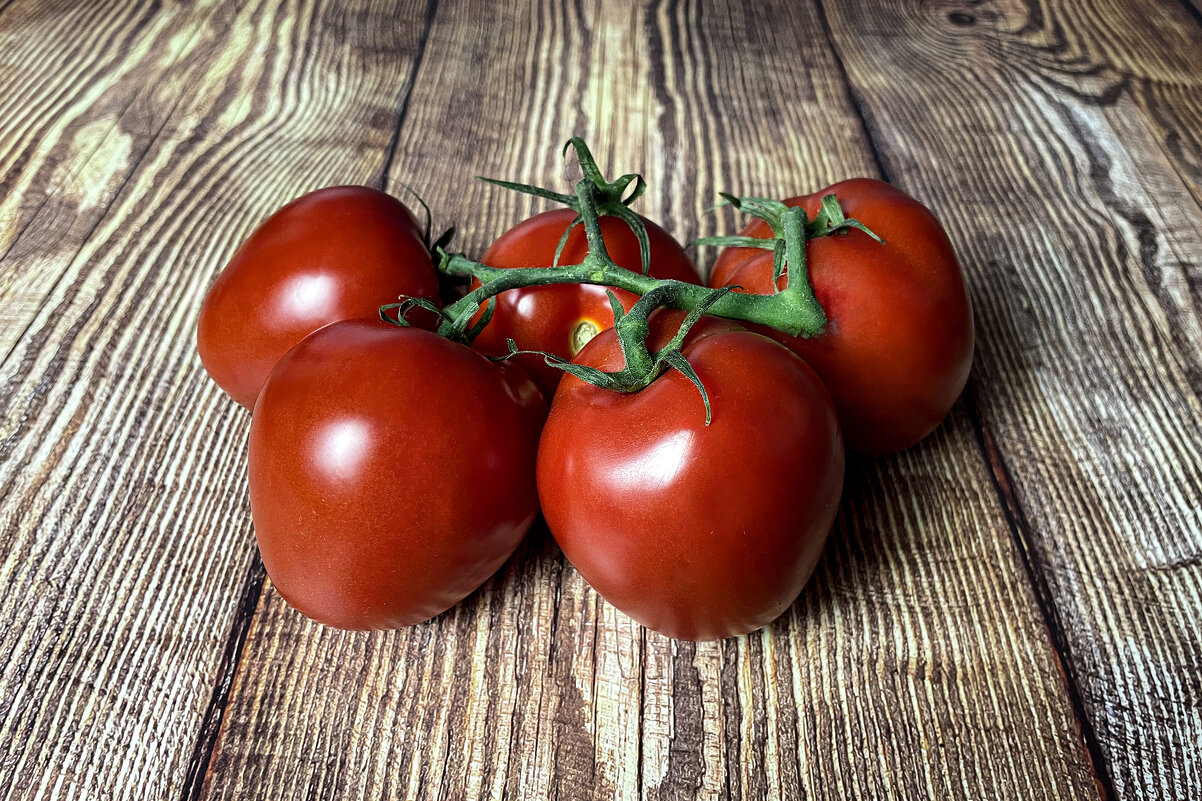 Натюрморт с помидорами - Виктор Орехов