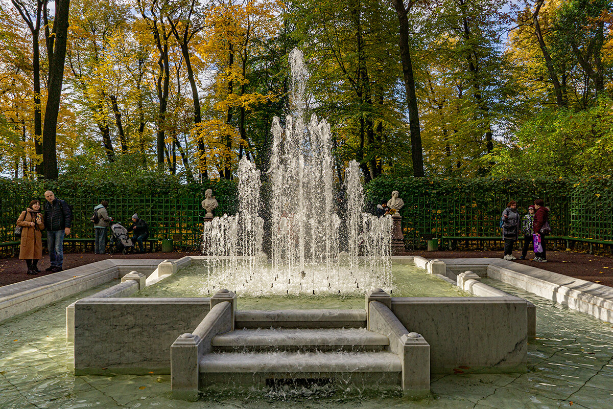 В Летнем саду - Ирина Соловьёва