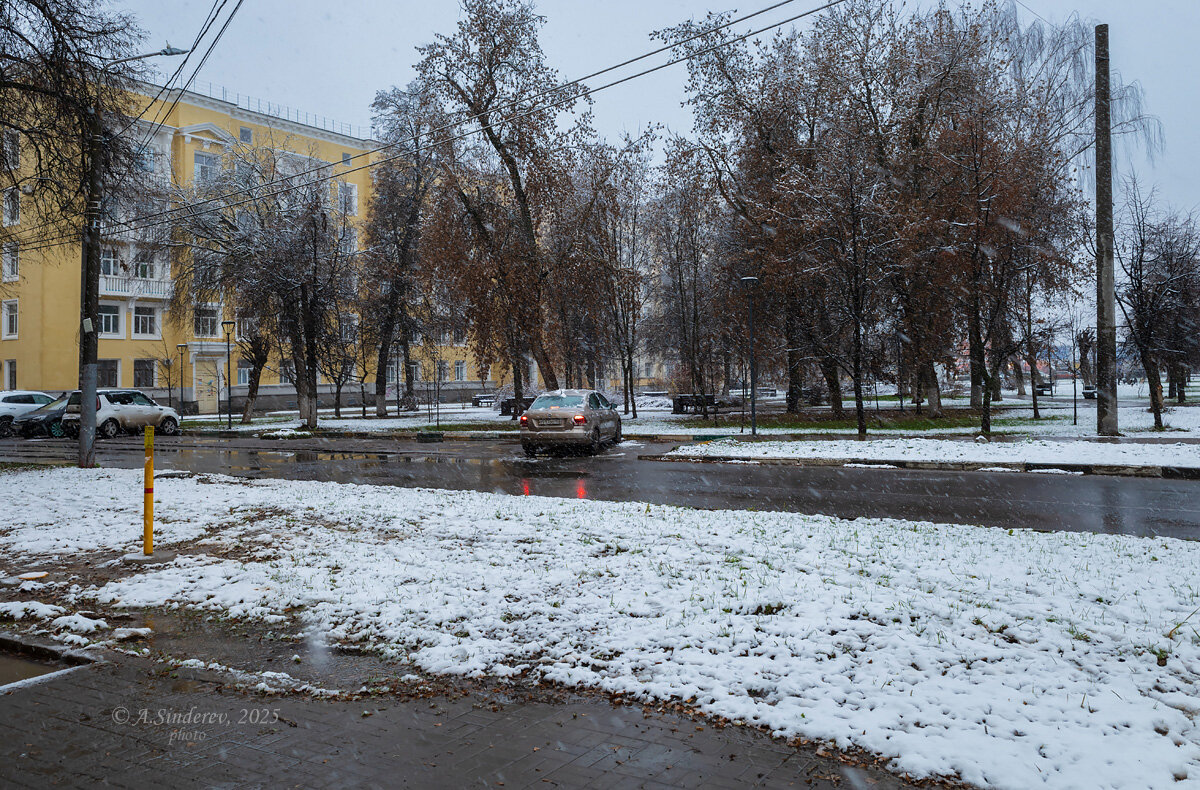 Первый снегопад на улице города - Александр Синдерёв