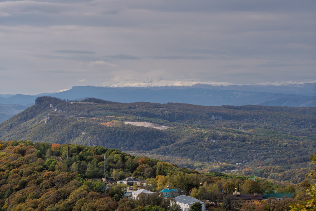 На переднем плане Свято-Михайловский Афонский монастырь в Адыгее - Игорь Сикорский