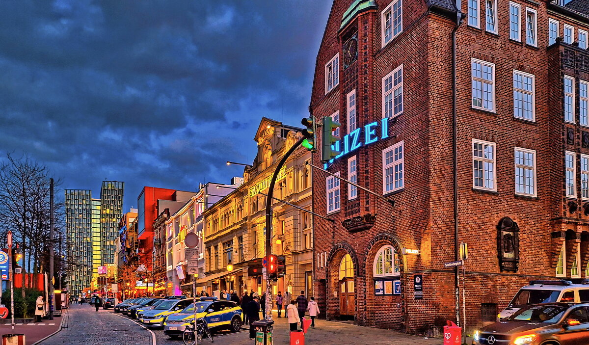 Вечерний город зажигал огни... - Андрей K.