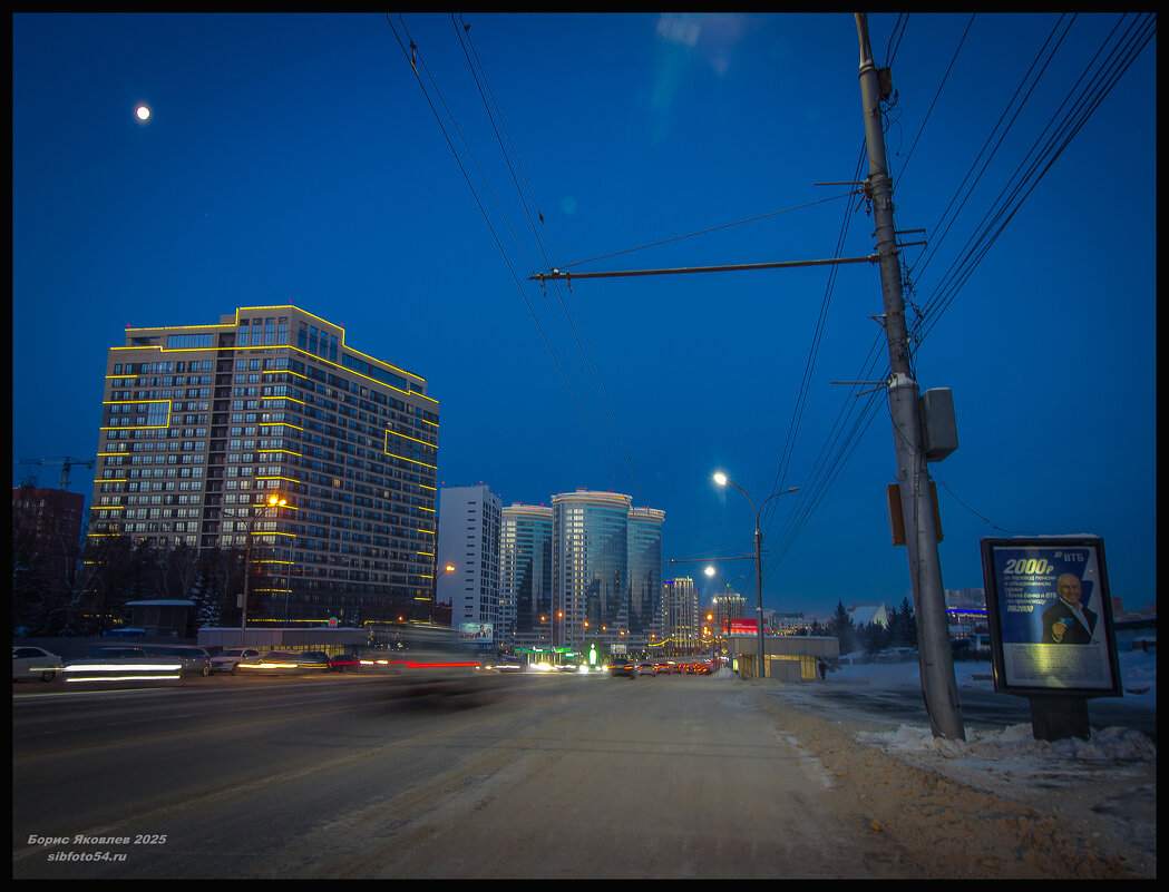Луна, фонари, и немного рассвета освещают утренний город. - Борис Яковлев