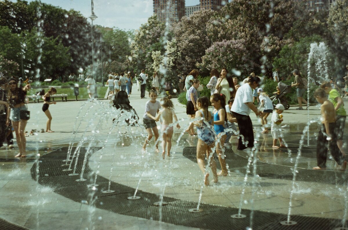 Дети у фонтана - Алексей Лапин