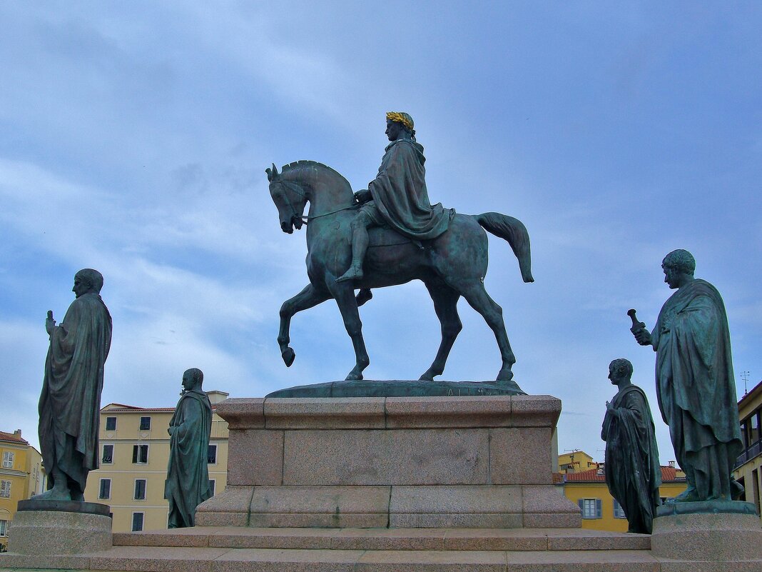 Памятник Наполеону и его четырём братьям в городе Аяччо на Корсике. - unix (Илья Утропов) Памятник Наполеону и его четырём братьям в городе Аяччо на Корсике. - unix (Илья Утропов)