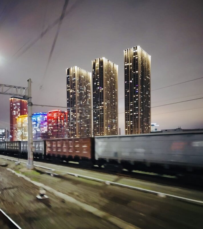 Ночь. Высотки. РЖД. - Людмила Гулина