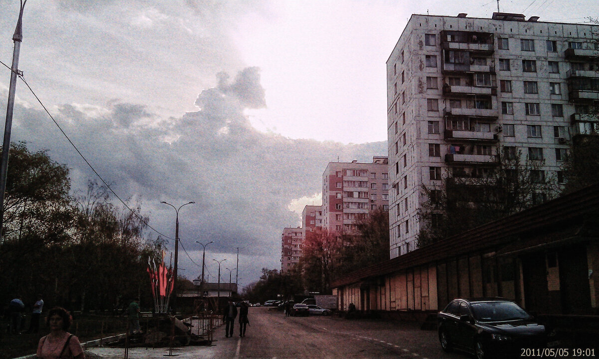 На Измайловском проспекте: атмосфера Москвы в дождливый день - Джованни Луче