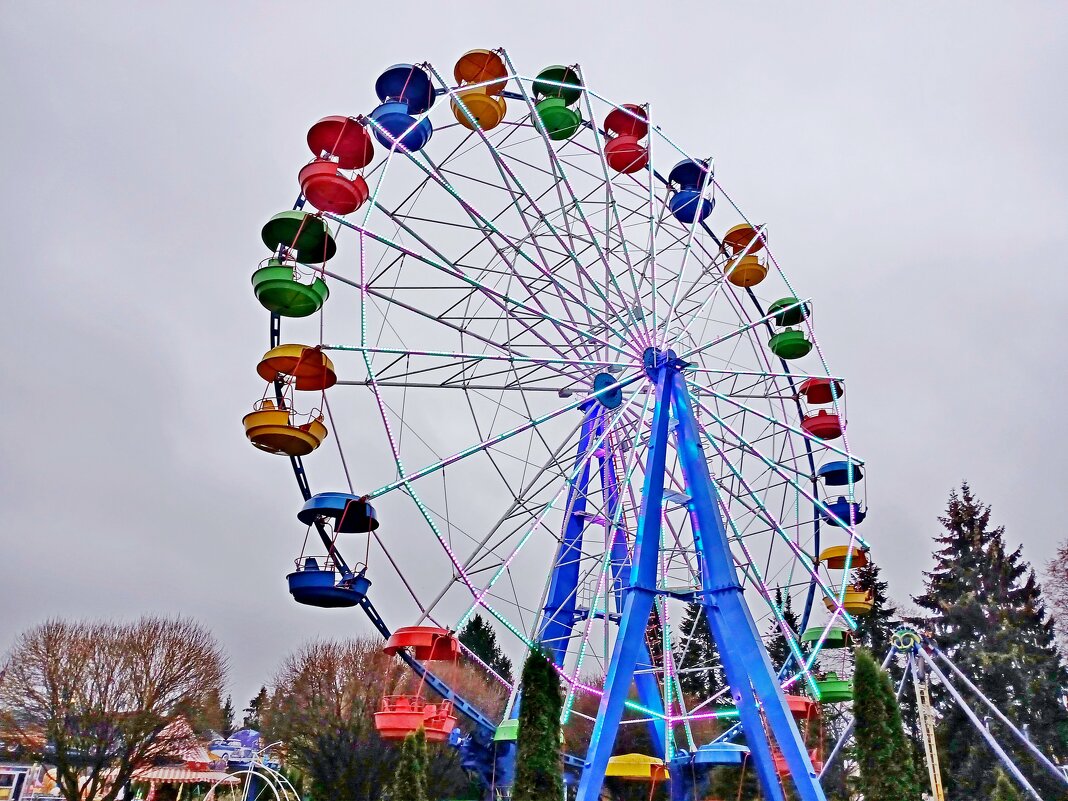 Ну очень красочное колесо обозрения. - Лия ☼