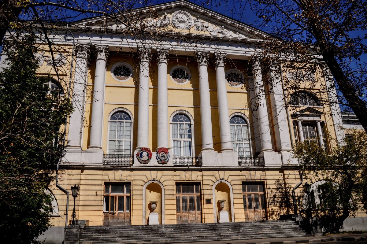 Бывший парадный вход в госпиталь имени Н.Н.Бурденко - Анатолий Колосов Бывший парадный вход в госпиталь имени Н.Н.Бурденко - Анатолий Колосов