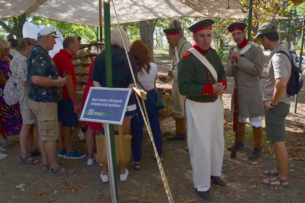 Выставка оружия на фестивале - Александр Рыжов Выставка оружия на фестивале - Александр Рыжов