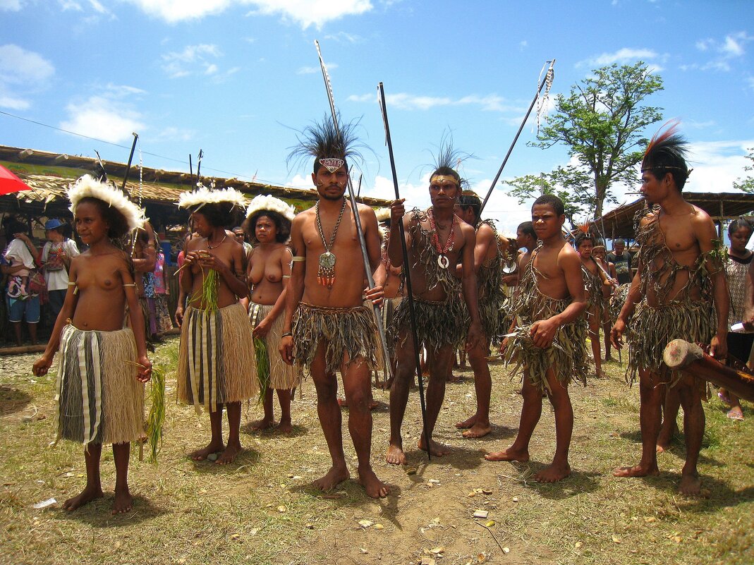 Яркий и колоритный ансамбль народного танца из Папуа-Новой Гвинеи. - unix (Илья Утропов) Яркий и колоритный ансамбль народного танца из Папуа-Новой Гвинеи. - unix (Илья Утропов)