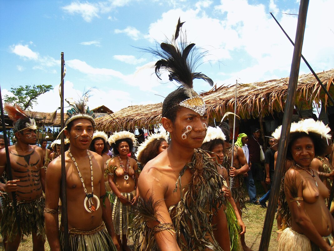 Юноши из из ансамбля народного танца из Папуа-Новой Гвинеи. - unix (Илья Утропов) Юноши из из ансамбля народного танца из Папуа-Новой Гвинеи. - unix (Илья Утропов)