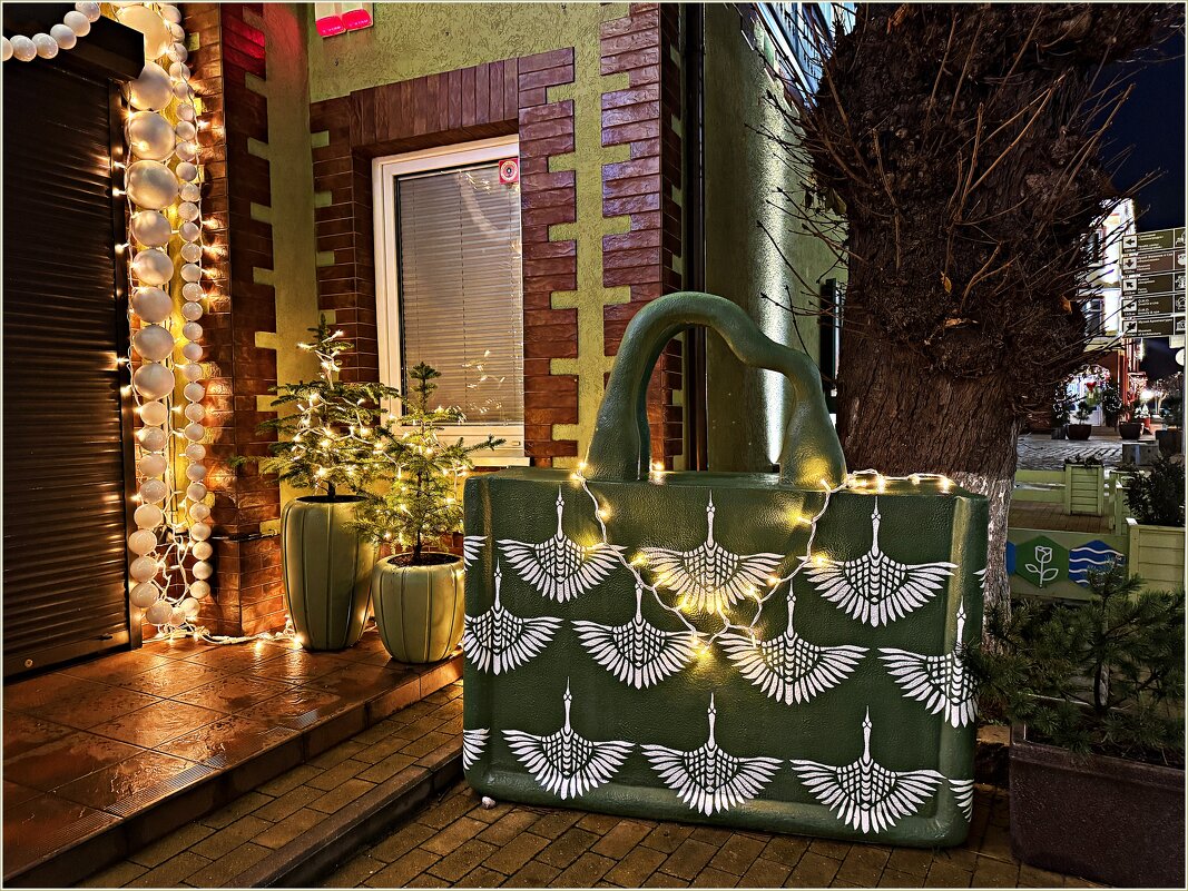 У магазина сумок. - Валерия Комова У магазина сумок. - Валерия Комова